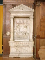 Skulpturales Taufbecken in der Nord-Sakristei